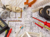 Werkzeug und Plan: (C) Garmon - stock.adobe.com